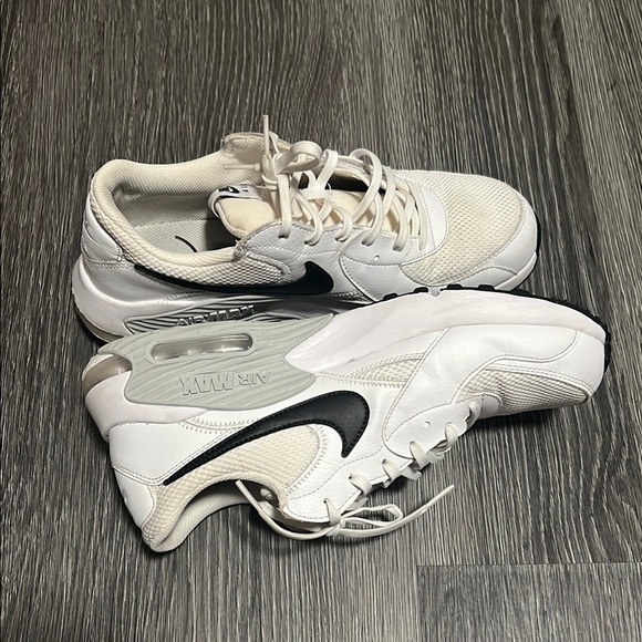 Nike White and Black Athletic Sneakers - Picture 5 of 8